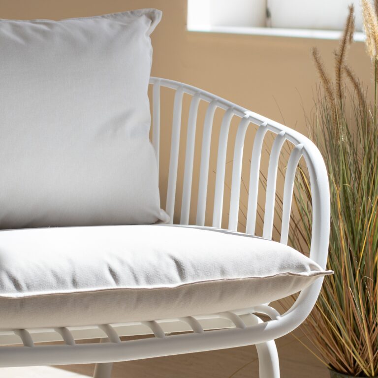 Ensemble De Jardin Blanc Avec Coussins Gris Confortables Pour Exterieur 2 Scaled