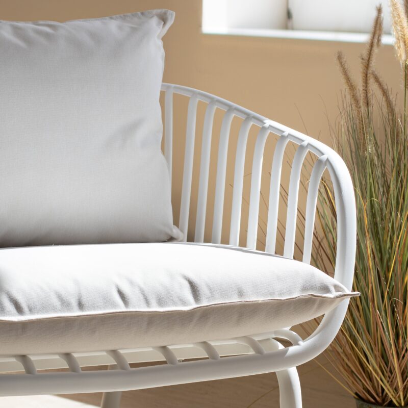 Ensemble De Jardin Blanc Avec Coussins Gris Confortables Pour Exterieur 2 Scaled