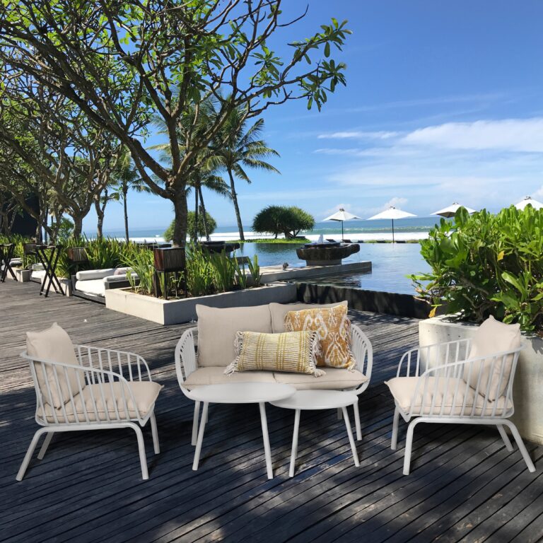 Ensemble De Jardin Blanc Avec Coussins Gris Confortables Pour Exterieur 3 Scaled